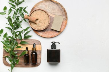Banyo malzemeleri ve arka planda bir dal.