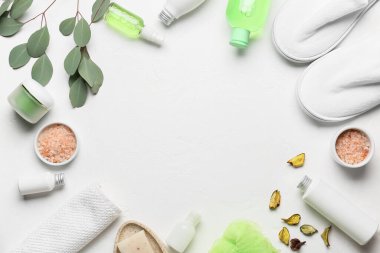 Açık arkaplanda banyo malzemelerinden yapılmış çerçeve