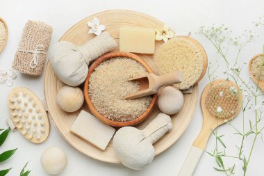 Hafif arka planda banyo malzemeleri ile kompozisyon