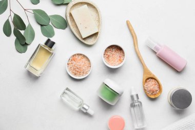 Hafif arka planda banyo malzemeleri.