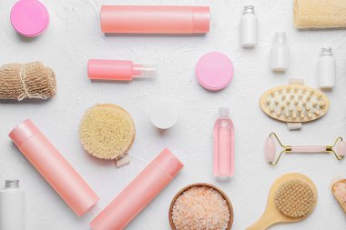 Hafif arka planda banyo malzemeleri.