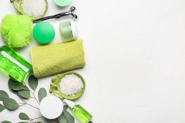 Hafif arka planda banyo malzemeleri.