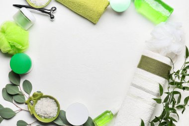 Açık arkaplanda banyo malzemelerinden yapılmış çerçeve