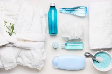 Hafif arka planda banyo malzemeleri.