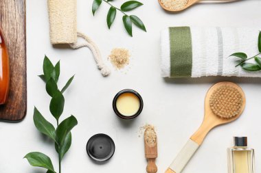 Hafif arka planda banyo malzemeleri.