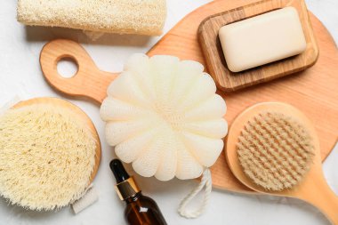 Hafif arka planda banyo malzemeleri.