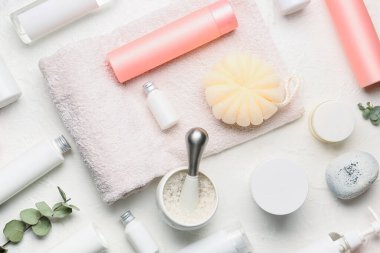 Hafif arka planda banyo malzemeleri.