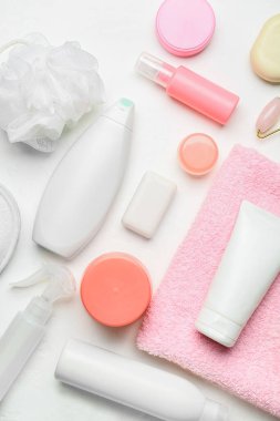 Hafif arka planda banyo malzemeleri.