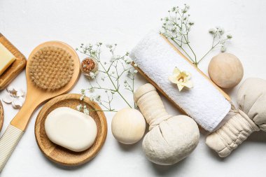 Açık arkaplanda çiçekler olan güzel bir spa kompozisyonu