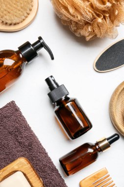 Hafif arka planda banyo malzemeleri.