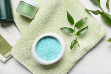 Hafif arka planda banyo malzemeleri.