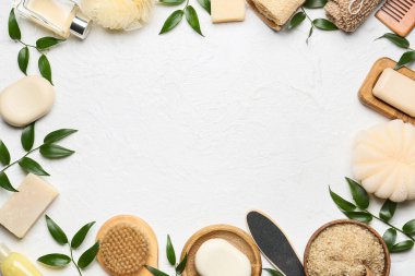 Açık arkaplanda banyo malzemelerinden yapılmış çerçeve