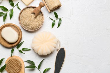 Hafif arka planda farklı banyo malzemeleri