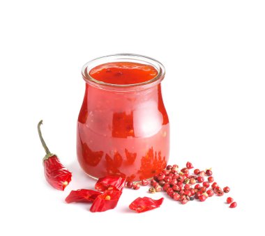 Beyaz arkaplanda kırmızı biber sosu kavanozu