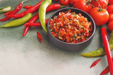 Bir kase lezzetli salsa sosu.