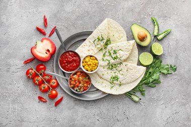 Tortilla soslu bir kase lezzetli salsa sosu ve grunge soslu ürünler.