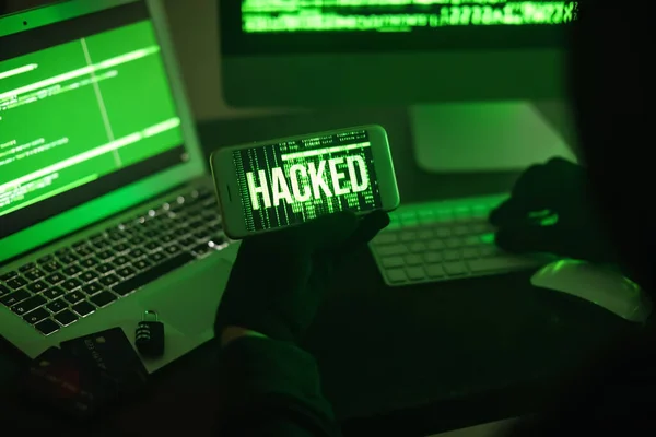 Hacker Med Mobiltelefon Med Hjälp Datorer Mörkt Rum — Stockfoto