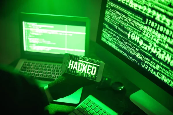 Hacker Med Mobiltelefon Med Hjälp Datorer Mörkt Rum — Stockfoto