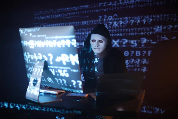 Хакер Использует Компьютер Темной Комнате — стоковое фото