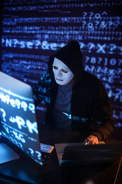 Hacker Usando Computadores Quarto Escuro — Fotografia de Stock