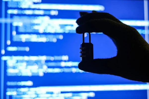 Hand Des Hackers Mit Vorhängeschloss Nahe Bildschirm Des Computers — Stockfoto