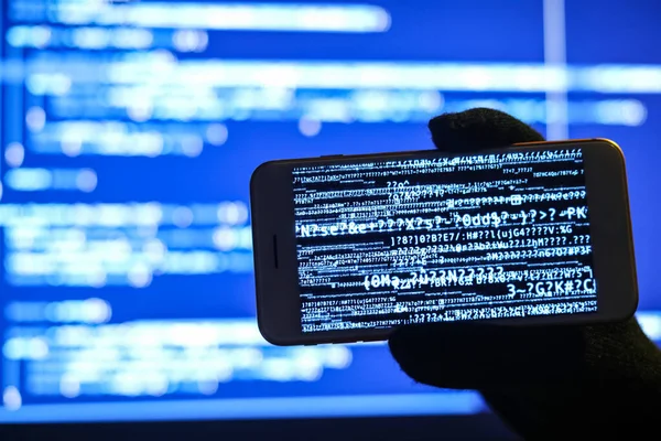 Hacker Med Mobiltelefon Nära Skärmen Datorn — Stockfoto