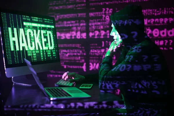Hacker Χρησιμοποιώντας Υπολογιστή Στο Σκοτεινό Δωμάτιο — Φωτογραφία Αρχείου