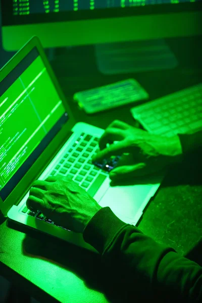 Hacker Using Computer Dark Room — Stock Photo, Image