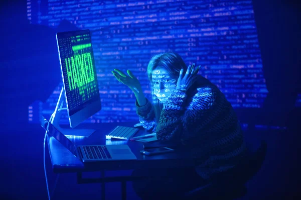Σοκαρισμένη Γυναίκα Κάθεται Κοντά Hacked Υπολογιστή Στο Σκοτεινό Δωμάτιο — Φωτογραφία Αρχείου