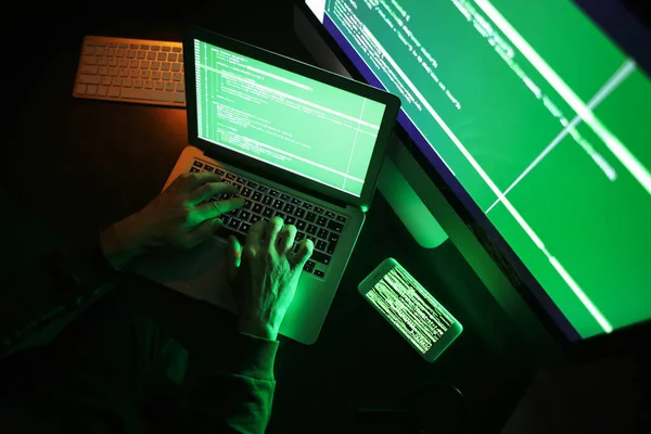 Hacker Usando Ordenador Habitación Oscura — Foto de Stock