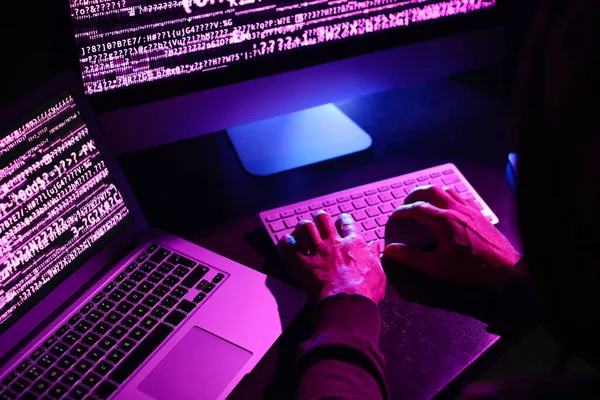 Hacker Using Computers Dark Room — Stock Photo, Image