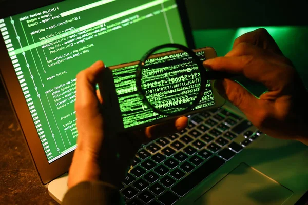Hacker Con Cellulare Lente Ingrandimento Computer — Foto Stock