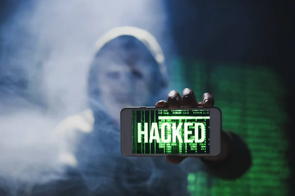 Hacker Segurando Telefone Celular Com Palavra Hacked Tela Contra Fundo — Fotografia de Stock