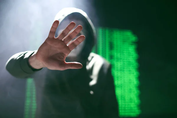 Hacker Menyembunyikan Wajahnya Latar Belakang Gelap — Stok Foto