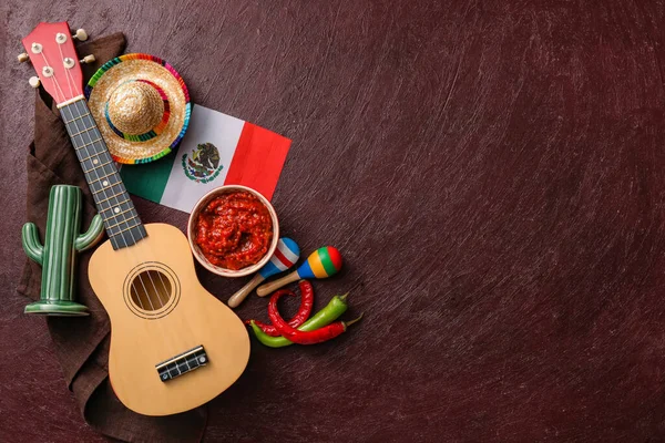 Skål Välsmakande Salsa Sås Med Symboler För Mexiko Mörk Bakgrund — Stockfoto