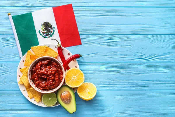 Bowl Ízletes Salsa Szósz Nachos Mexikói Zászló Színes Háttér — Stock Fotó