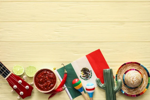 Cuenco Sabrosa Salsa Salsa Con Símbolos México Sobre Fondo Madera — Foto de Stock