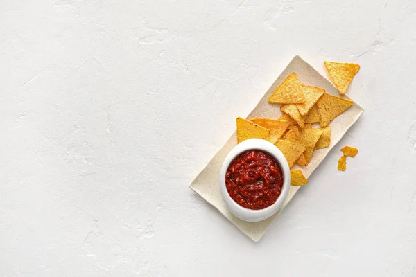 Bowl Tasty Salsa Sauce Nachos White Background — Stock Photo, Image