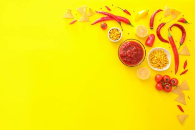 Renkli arkaplanlı bir kase lezzetli salsa sosu.