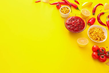 Renkli arkaplanlı bir kase lezzetli salsa sosu.