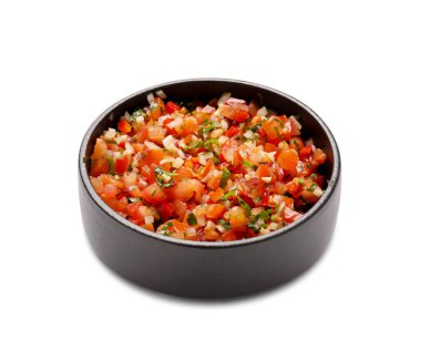 Beyaz arka planda bir kase lezzetli salsa sosu.