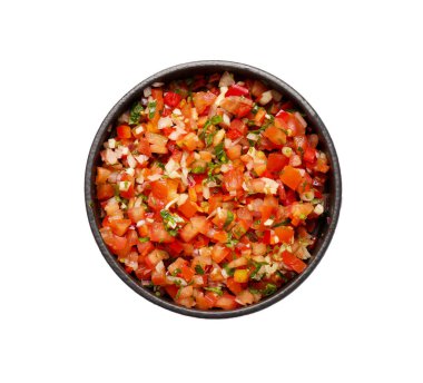 Beyaz arka planda bir kase lezzetli salsa sosu.