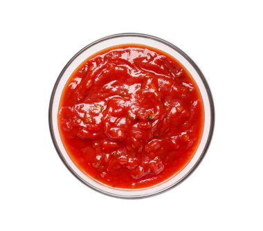 Beyaz arka planda bir kase lezzetli salsa sosu.