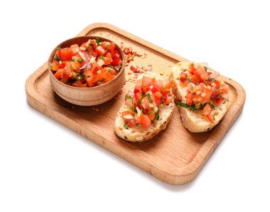 Beyaz arka planda lezzetli salsa soslu ekmek parçaları.