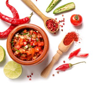 Bir kase lezzetli salsa sosu ve beyaz arka planda ürünler.