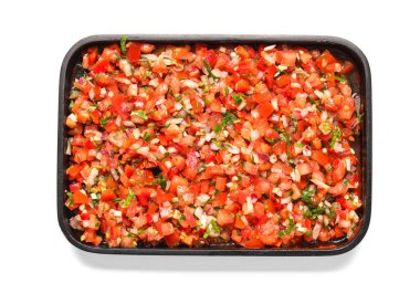 Beyaz arka planda lezzetli salsa soslu tepsi