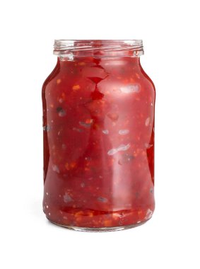 Beyaz arka planda bir kavanoz lezzetli salsa sosu.