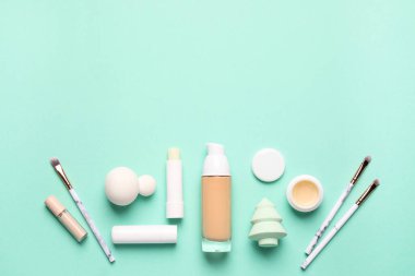 Renk arkaplanında makyaj malzemeleri