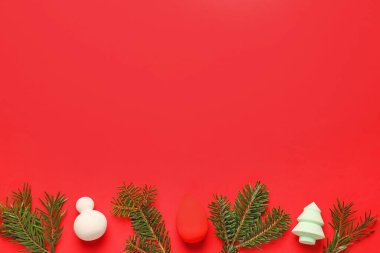 Renk arkaplanında makyaj süngeri olan Noel ağacı dalları