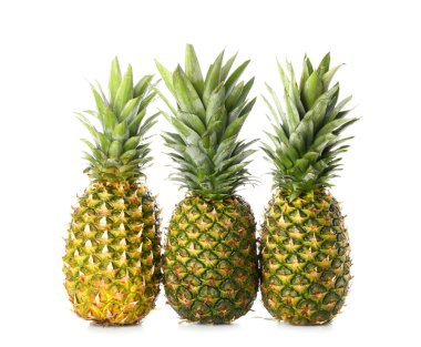 Beyaz arkaplanda taze ananas